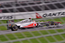 Photographie de Lewis Hamilton, à bord de la McLaren MP4-26