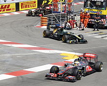 Photo de Lewis Hamilton précédant Heikki Kovalainen et Nick Heidfeld à la chicane de sortie du tunnel.