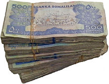 Cinq liasses de billets de 500 shillings du Somaliland, avec des élastiques.