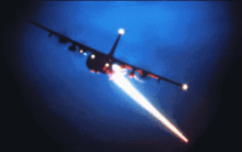 Attaque nocturne d'un avion Lockheed AC-130.