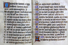 Deux pages du ms. 711, Bruges, Bibliothèque publique.  Ce livre manuscrit du XVe siècle (vers 1460-1470) est la plus ancienne source connue de nos jours de deux prières rimées en moyen néerlandais du poète urbain brugeois Anthonis de Roovere : un éloge du Saint-Sacrement et une louange à Marie.  Sur la page de droite reproduite ici : un poème de lui, avec acrostiche à lire de bas en haut, qui forme le nom du poète[1]