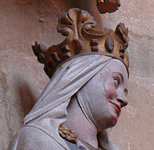 tête d'une statue coloriée de femme portant une couronne
