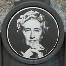 médaillon représentant la romancière Agatha Christie