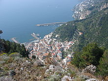 Photographie en hauteur d'Amalfi et son bord de mer