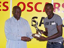 Le Président Jacques Anouma remet le trophée du meilleur gardien de but du championnat Ivoirien 2008 à Angban Vincent