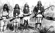 Geronimo (à droite) accompagné de ses guerriers