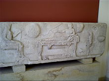 Archiloque à un symposium. Relief provenant de l’Archilocheion de Paros. (musée archéologique de Paros).