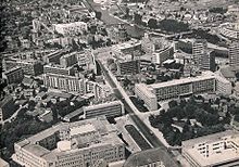 Photographie représentant le centre de Skopje au début des années 1960, on y voit une ville moderne, construite en béton