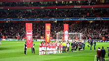 Alignement des équipes avec le quart de finale aller contre Arsenal à l'Emirates Stadium.
