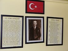 L'hymne turc encadré sur un mur d'école