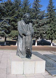 Statue d'Avetik Issahakian à Gyumri
