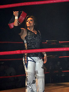 Hamada lors d'un show de la TNA à Coventry, lors de son premier règne de Championne par équipe des Knockout.