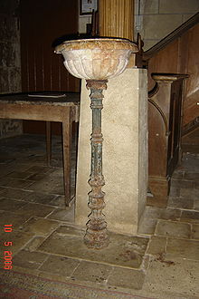 Bénitier de marbre rouge offert par le comte André Reille à l'église de Cerelles (F37)