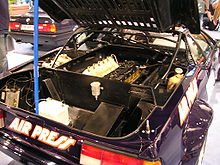  Le compartiment moteur, ouvert, d'une M1 Procar, situé à l'arrière de la voiture, permet d'observer le moteur.