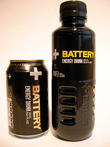 La canette et la bouteilles sont noires, b Battery » est écrit en doré, les autres écritures sont blanches.