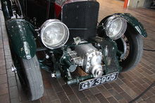 Photographie du compresseur des Bentley Blower, placé devant la grille de radiateur.