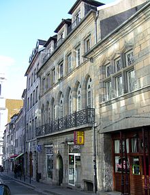 L'ancienne synagogue de Besançon, qui pourrait être la première du genre oriental en France et peut-être avoir inspirée partiellement l'actuel lieu de culte du quai de Strasbourg.