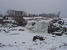 Photographie des chutes de Sioux Falls, gelées en hiver.