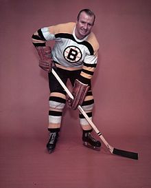 Photo couleur de Bill Quackenbush qui pose dans la tenue des Bruins.