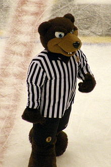 Photo de Blades dans une tenue zébrée portant le logo des Bruins.