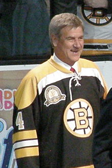 Photo de Bobby Orr avec le maillot numéro 4 des Bruins.