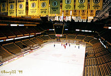 Photo couleur des bannières de champion ; aux couleurs des Bruins, elles sont accrochées au plafond du Boston Garden.