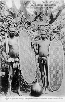 Guerriers Mbuza vers 1907.
