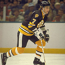 Photo de Bourque patinant avec le maillot numéro 7 des Bruins.
