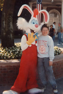 Personnage de Roger Rabbit dans un parc Disney