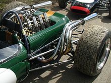 Photo sur l'arrière de la Brabham BT19 et sur son moteur.