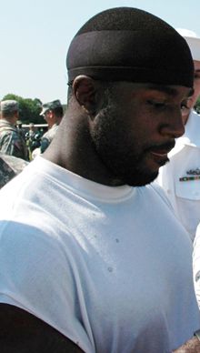 Accéder aux informations sur cette image nommée Brian-Westbrook-2008-Camp-Military-Appreciation.jpg.