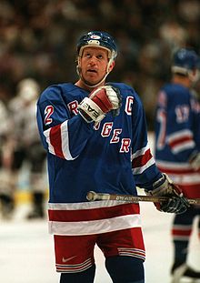 Photo couleur de Brian Leetch dans la tenue des Rangers de New York lors d'un match de hockey.
