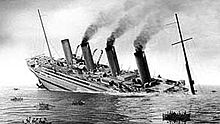 Image en noir et blanc représentant le naufrage du Britannic