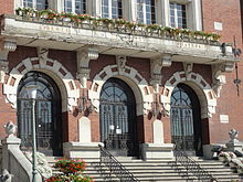 Photographie montrant un détail de la façade de l'hôtel de ville
