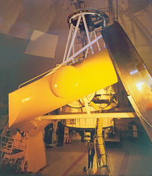 Tube du télescope, à moitié caché par la monture jaune, équatoriale, massive