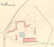 Plan avec les bâtiments de la ferme en rose, formant un U  autour de la cour, fermée par la grange et d'autres bâtiments annexes, avec une grande mare au centre