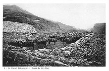 Au début du XXe siècle, buron sur la route du Puy Mary à Salers (Cantal), avec un enclos en pierre sèche attenant où est parquée la petite troupe de vaches ou « vacherie »