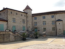 Château de Roche la Molière - Cour.jpg