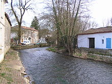 une rivière traverse un village