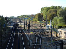 Vue générale de la gare avec la ligne et les voies de service.