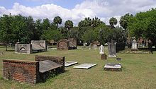 Photographie de plusieurs tombes et pierres tombales du cimetière de Savannah où a eu lieu le tournage de Minuit dans le jardin du bien et du mal