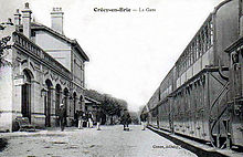 Le bâtiment voyageurs avec son quai et des voitures « bidel », vers 1910