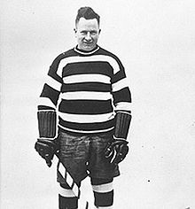 Photo noir et blanc de Denneny en tenue de hockeyeur.