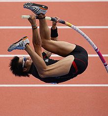 Photo montrant la flexion de la perche lors d’un saut.