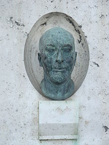 Détail d'un monument dédié à Novaro sur la Promenade de Diano Marina