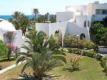 Hôtel de Djerba avec ses bâtiments bas de couleur blanche et ses jardins.