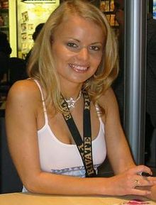 Dora Venter (1976- )Photographiée aux AVN Awards de 2002, Las Vegas