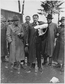 Magnus von Braun à l'extrême gauche de l'image (on ne voit que la moitié de son visage)