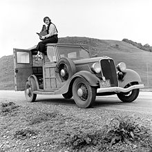 Dorothea Lange assise sur une Ford B en 1936