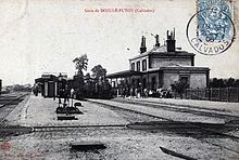 L'intérieur de la gare, au début des années 1900, avec son bâtiment voyageurs, ses quais et ses voies